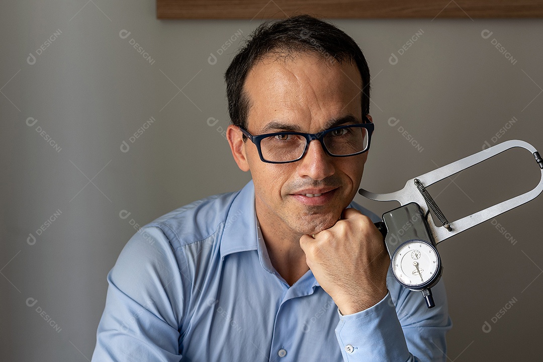 Homem jovem garoto sobre fundo isolado
