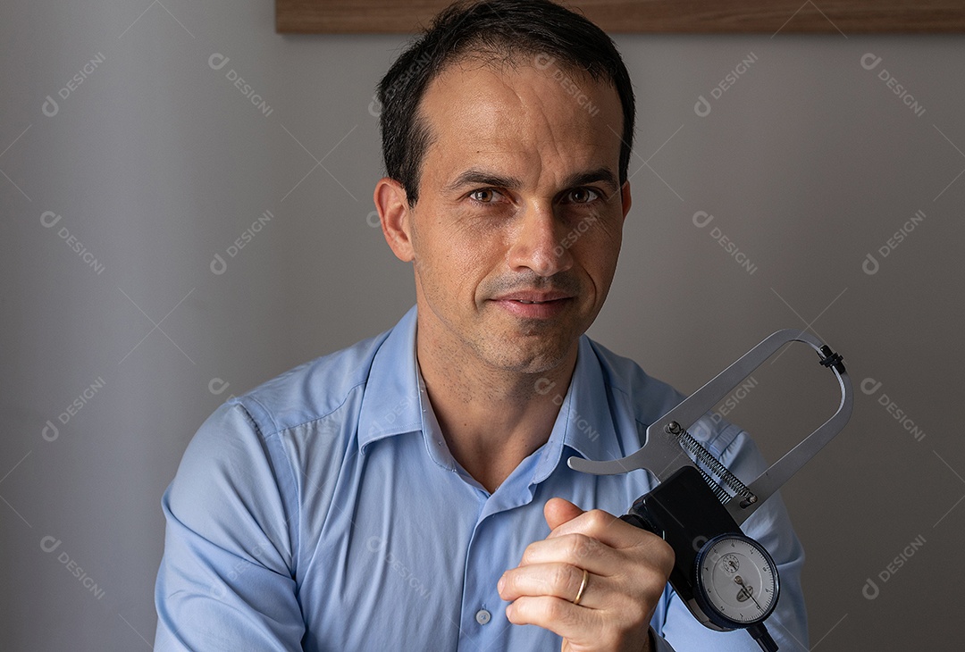 Homem de 43 anos com cara séria.