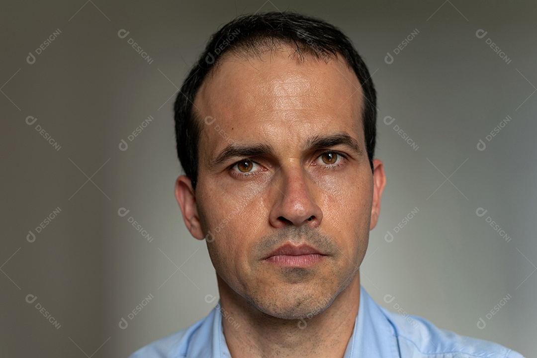 Homem de 43 anos com cara séria.