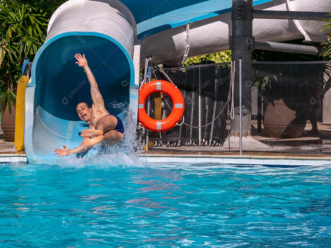 Adulto se divertindo em um toboágua.