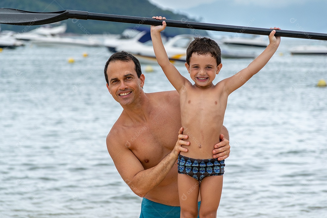 Pai e filho em prancha