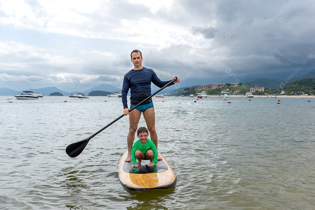 Pai e filho em prancha