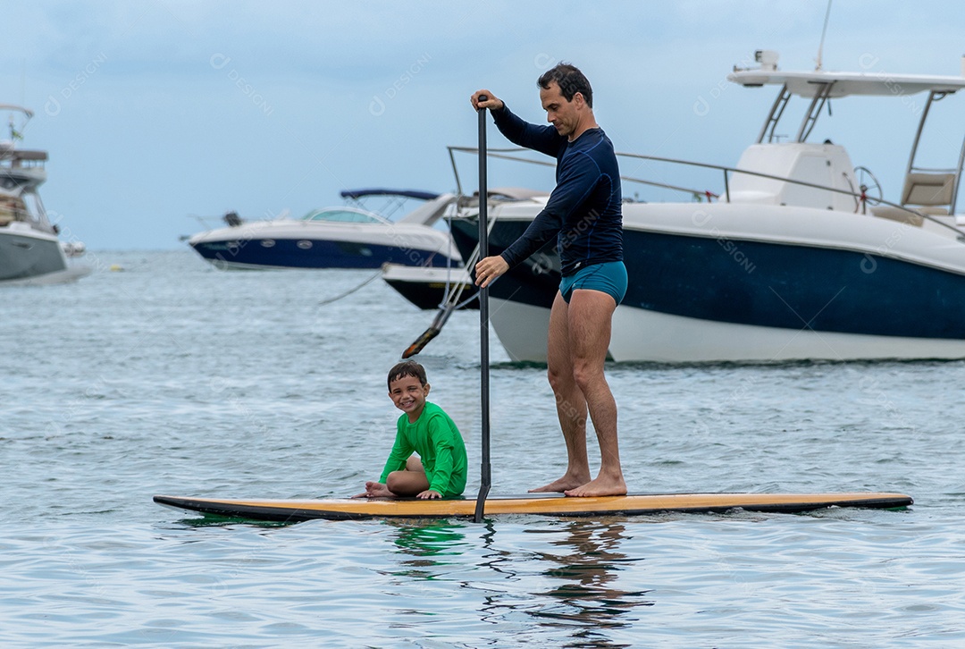 Pai e filho em prancha