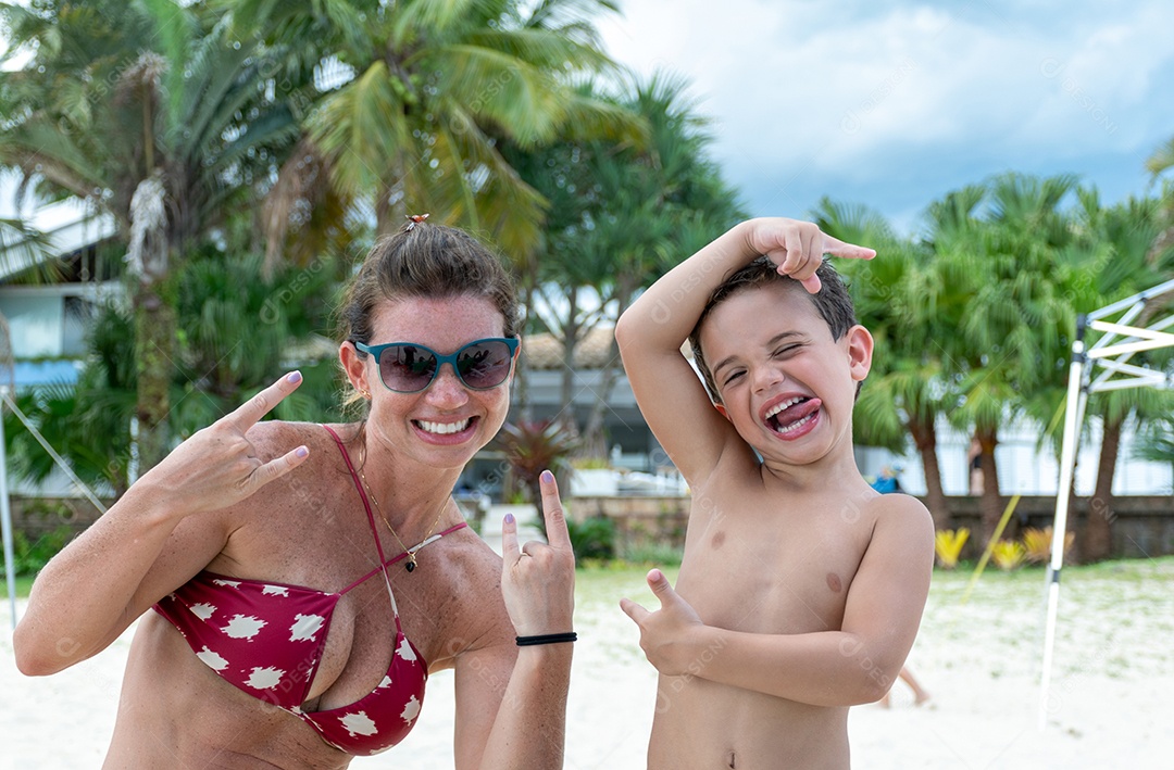 Mãe e filho na praia de Tabatinga, em São Paulo.