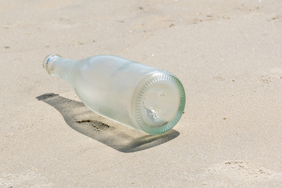 Garrafa de vazia com a praia ao fundo