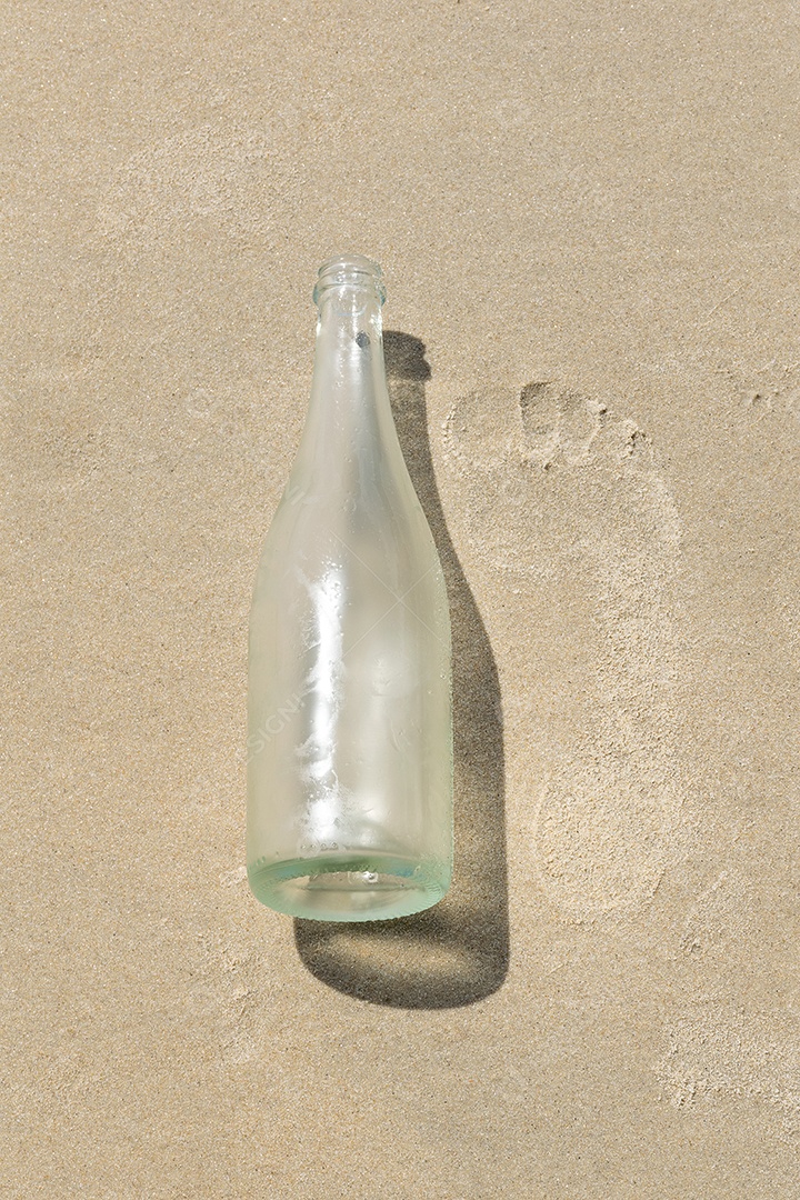 Garrafa de vazia com a praia ao fundo