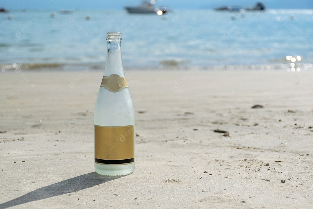 Garrafa de champanhe com a praia ao fundo