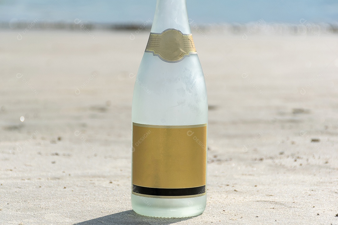 Garrafa de champanhe com a praia ao fundo