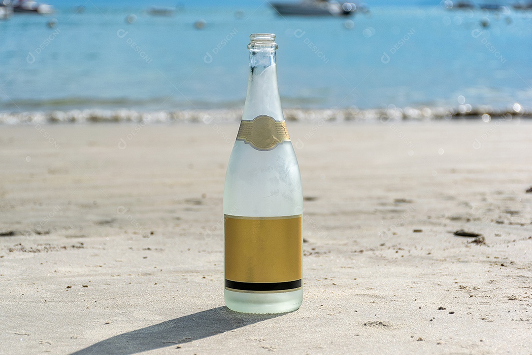 Garrafa de champanhe com a praia ao fundo
