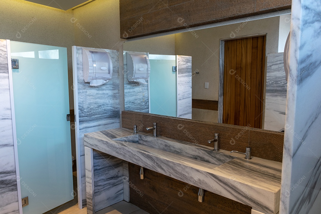 Banheiro de restaurante espelhado.