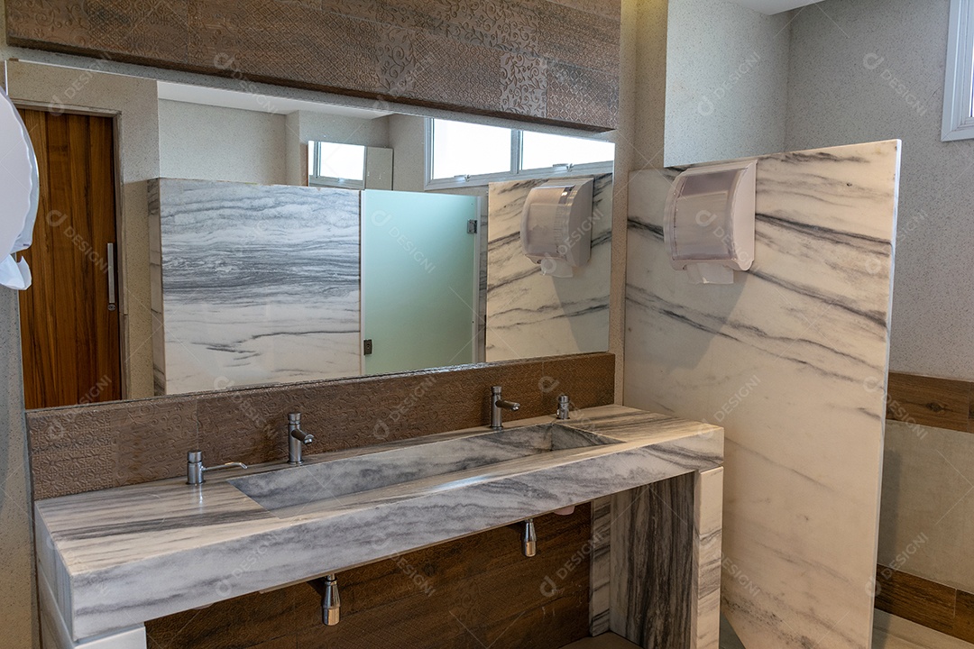 Banheiro de restaurante espelhado.