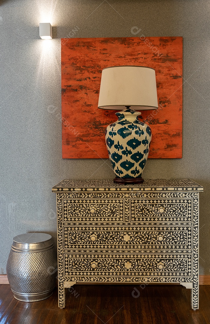 Cômoda antiga com abajur acima