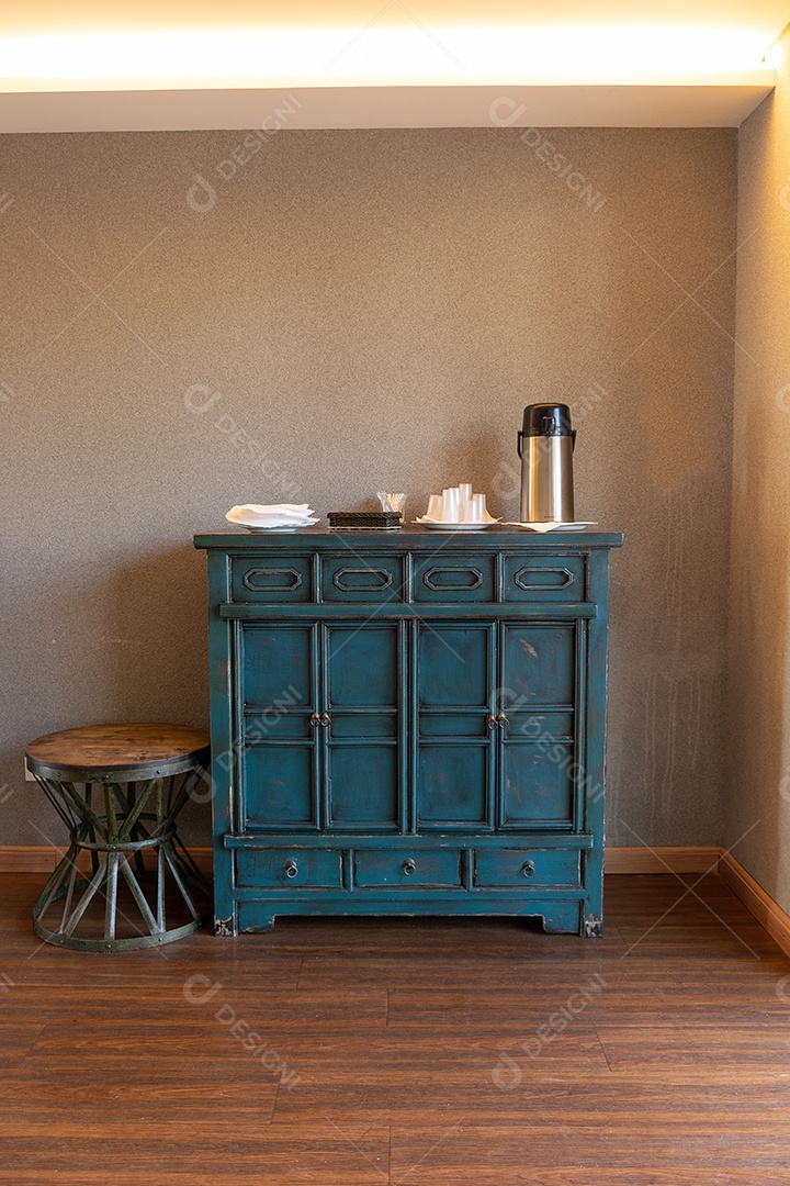 Cômoda azul antiga preparada para o café da tarde.