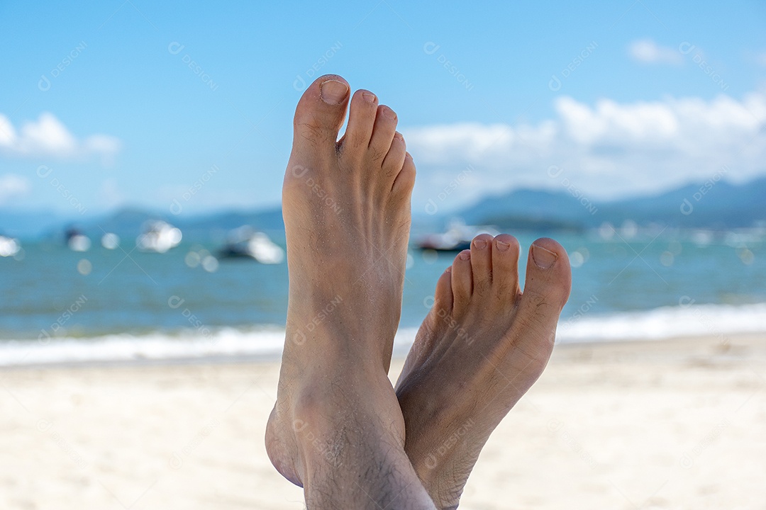 Homem relaxando na praia e ouvindo música.