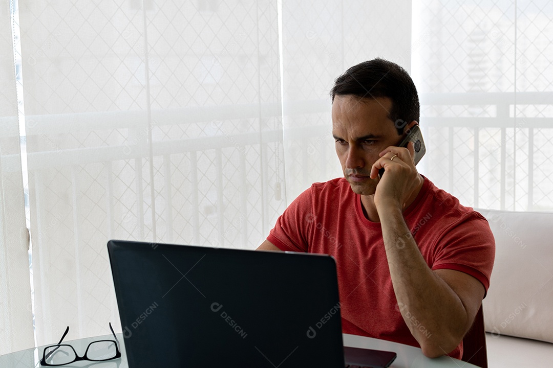 Homem jovem empresário sobre sua escritório mexendo notebook