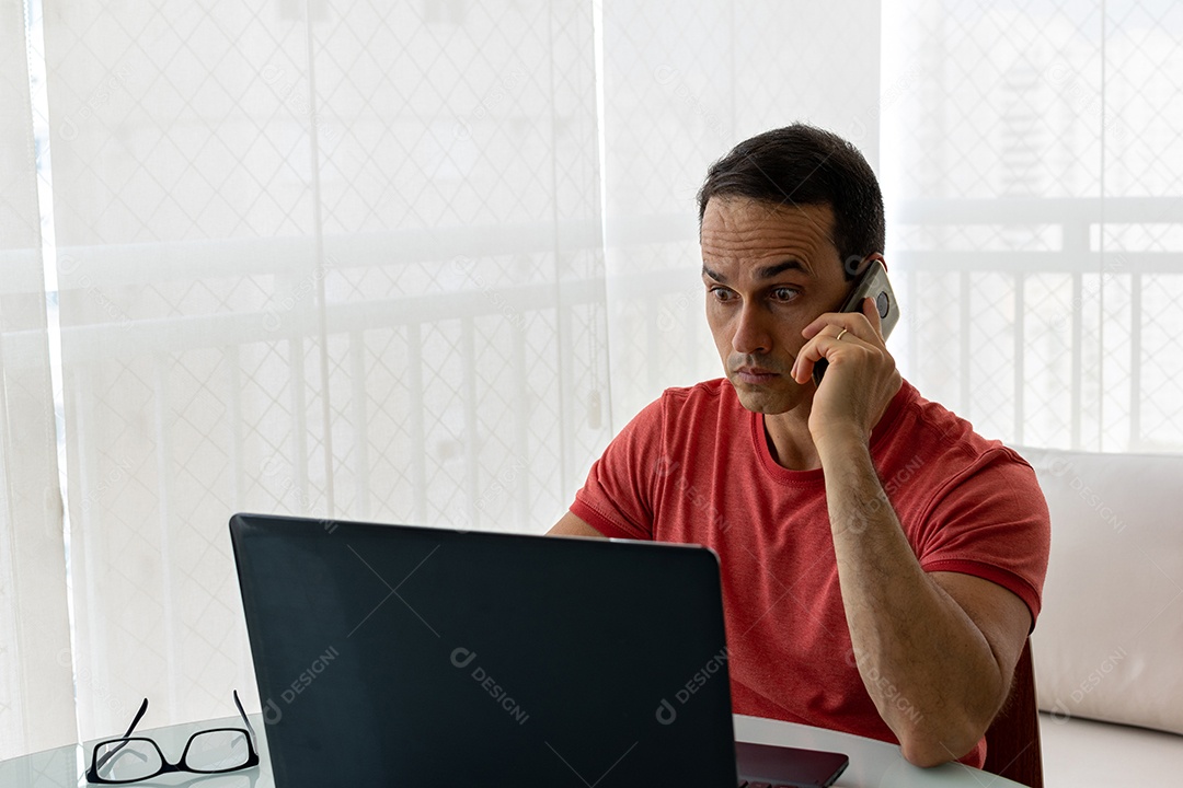 Homem jovem empresário sobre sua escritório mexendo notebook