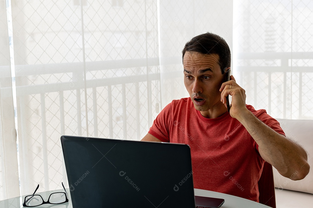 Homem jovem empresário sobre sua escritório mexendo notebook