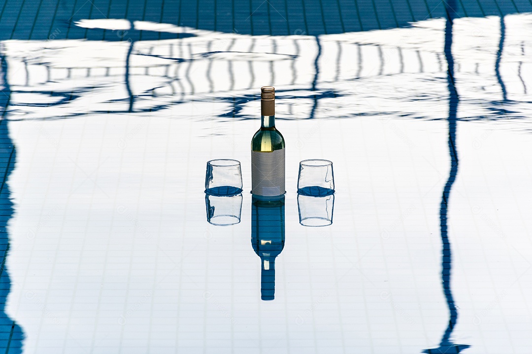 Garrafa de vinho branco na água da piscina