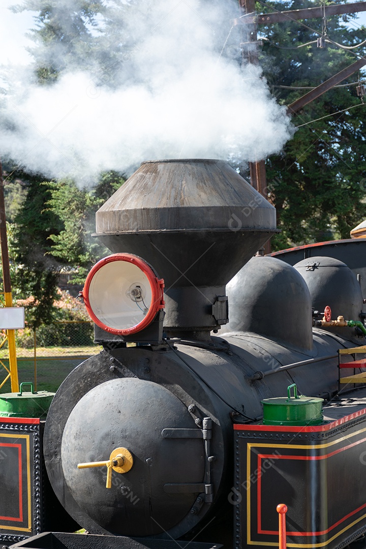 Locomotiva a vapor esperando para andar na cidade de campos do jordão.