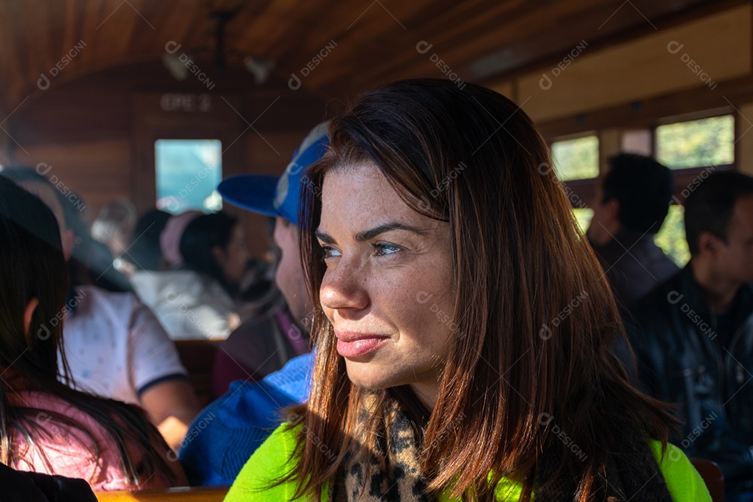 Mulher séria sendo iluminada pelo raio de sol passando pelo vapor