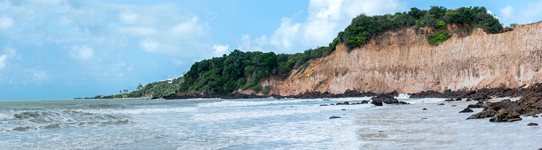 Praia de Cotovelo na cidade de Natal RN / Brasil vista da areia da praia