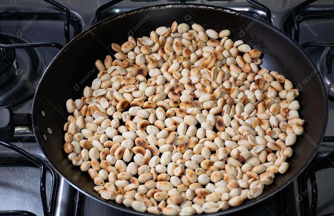 Uma grande porção de amendoim torrado em uma tigela de vidro.