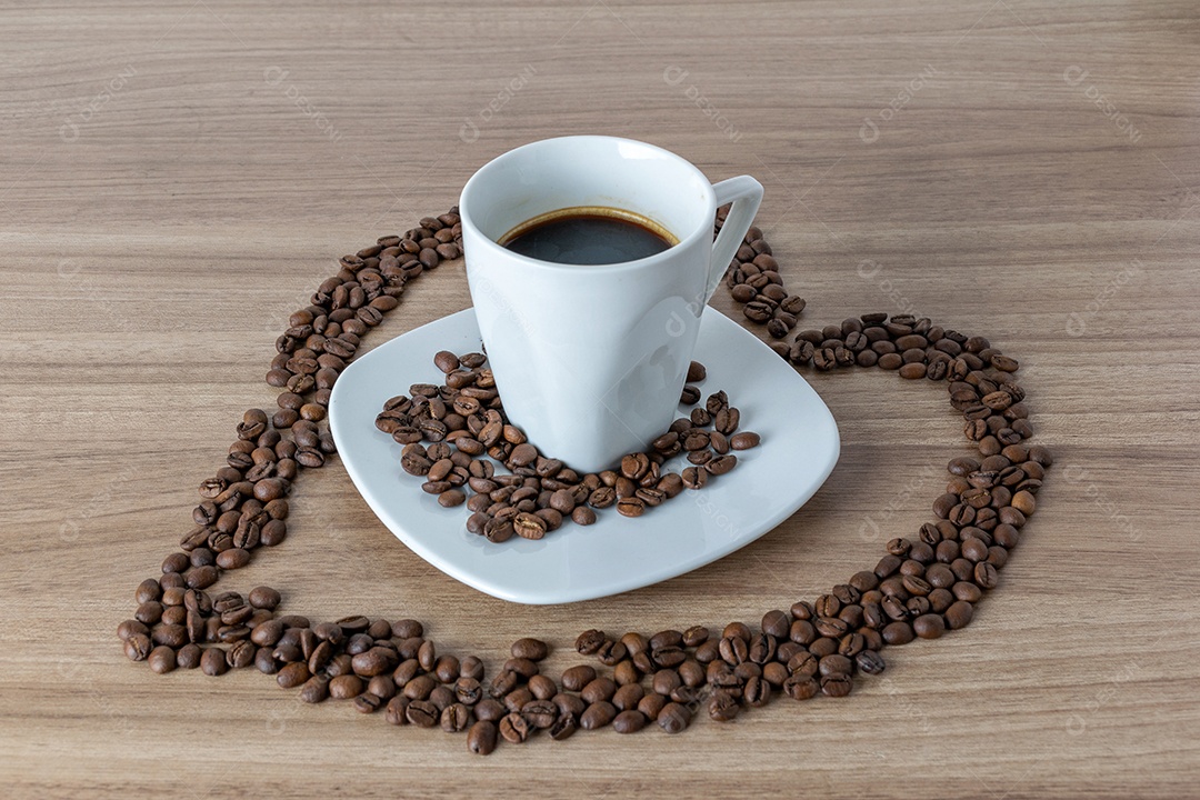 Xícara de café no meio de grãos de café