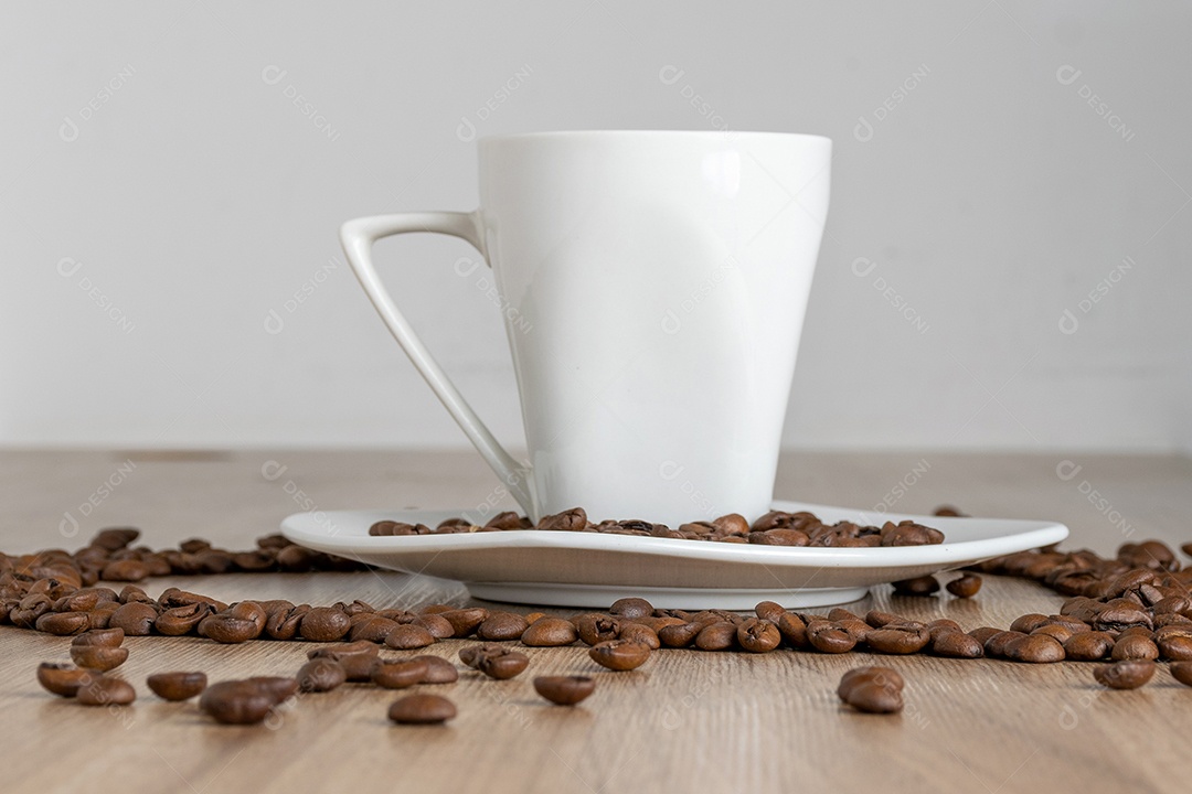 Xícara de café no meio de grãos de café