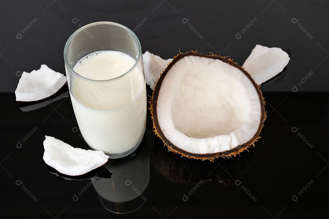 Leite de coco e pedaços de coco seco em um bac preto espelhado