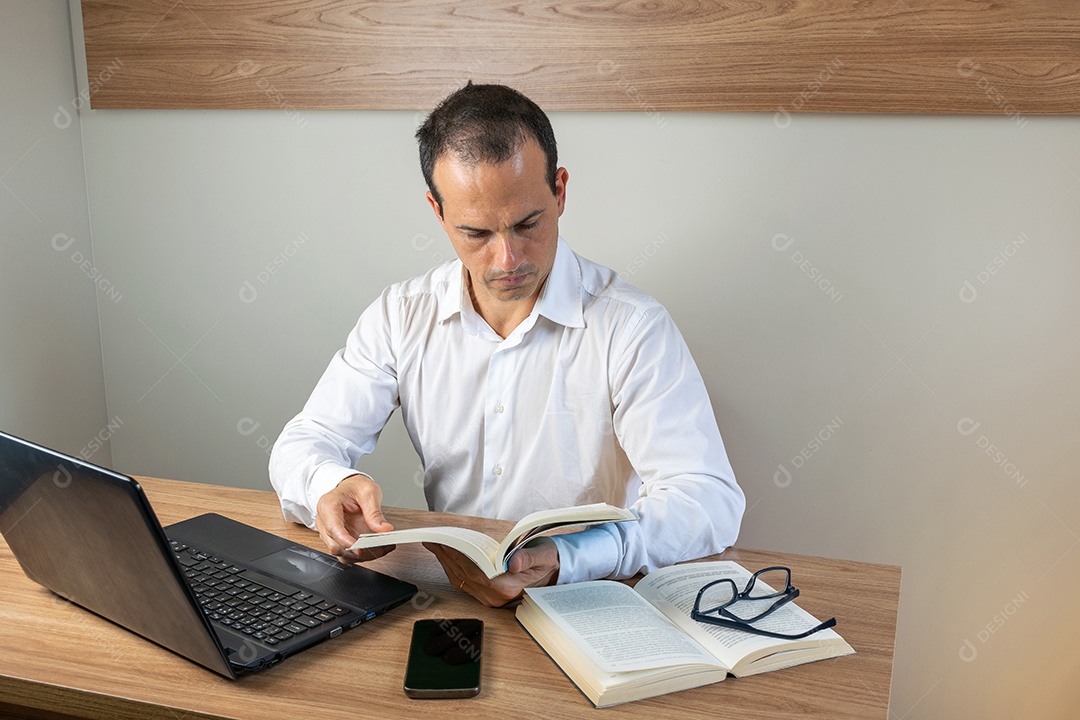 homem de meia idade em seu escritório focado em seu trabalho.