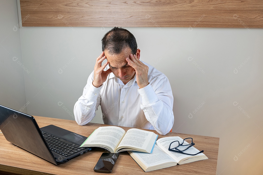 homem de meia idade em seu escritório focado em seu trabalho.