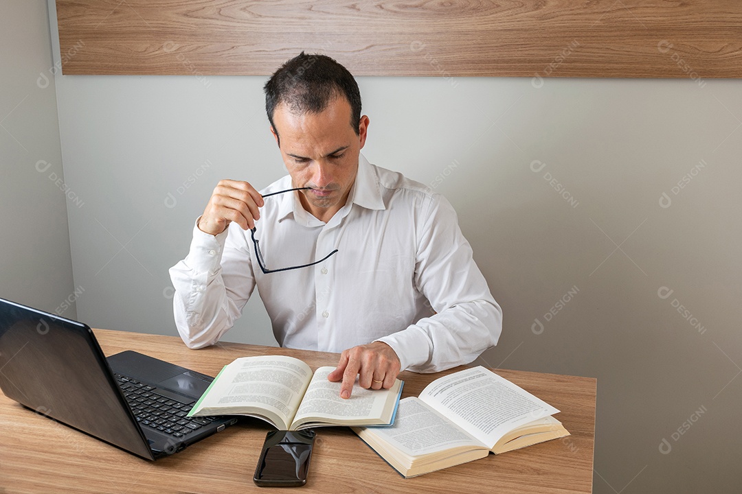 homem de meia idade em seu escritório focado em seu trabalho.