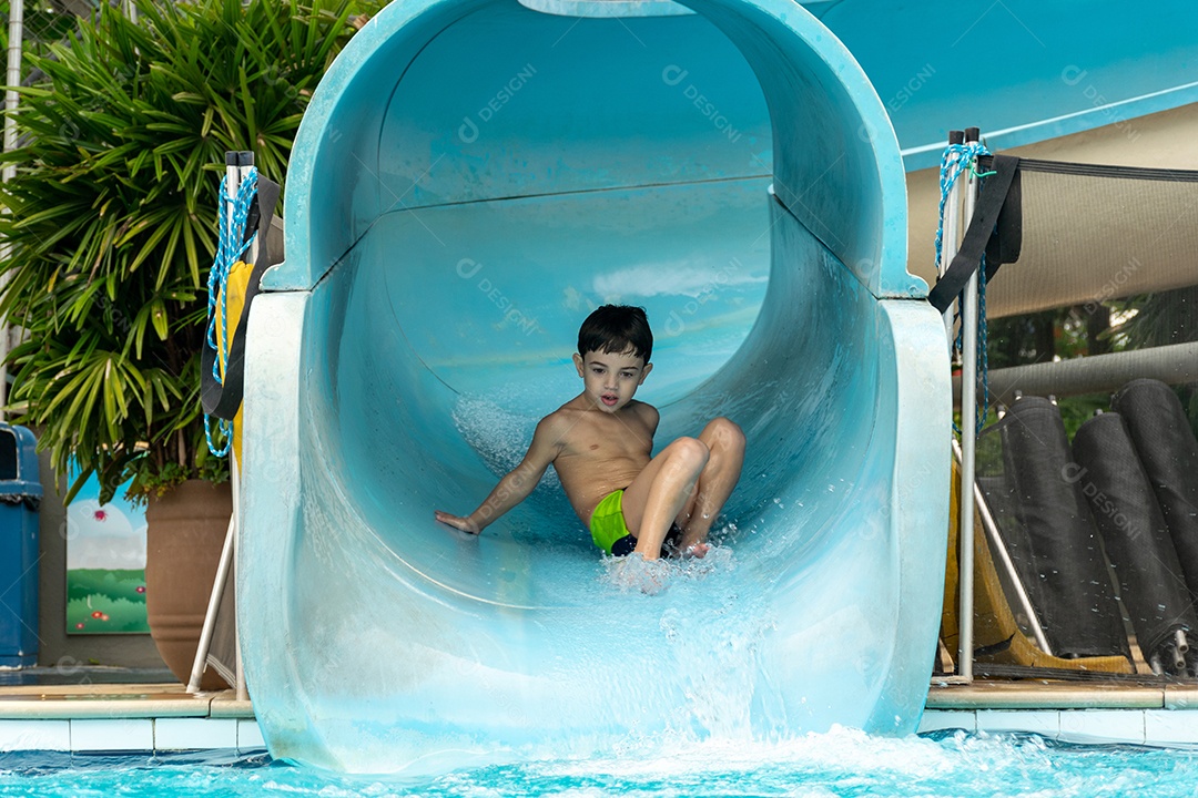 Menino descendo de tobogã.