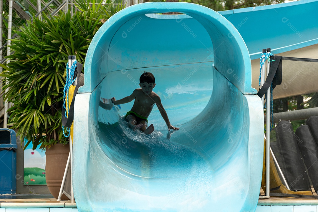 Menino descendo de tobogã.