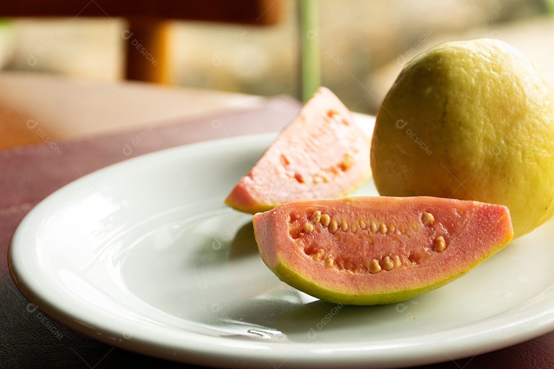 Goiaba vermelha iluminada por luz lateral natural