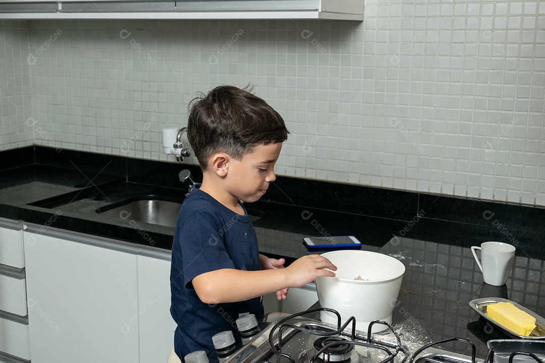 Mãe e filho fazendo biscoitos de Natal e interagindo em sua própria cozinha.