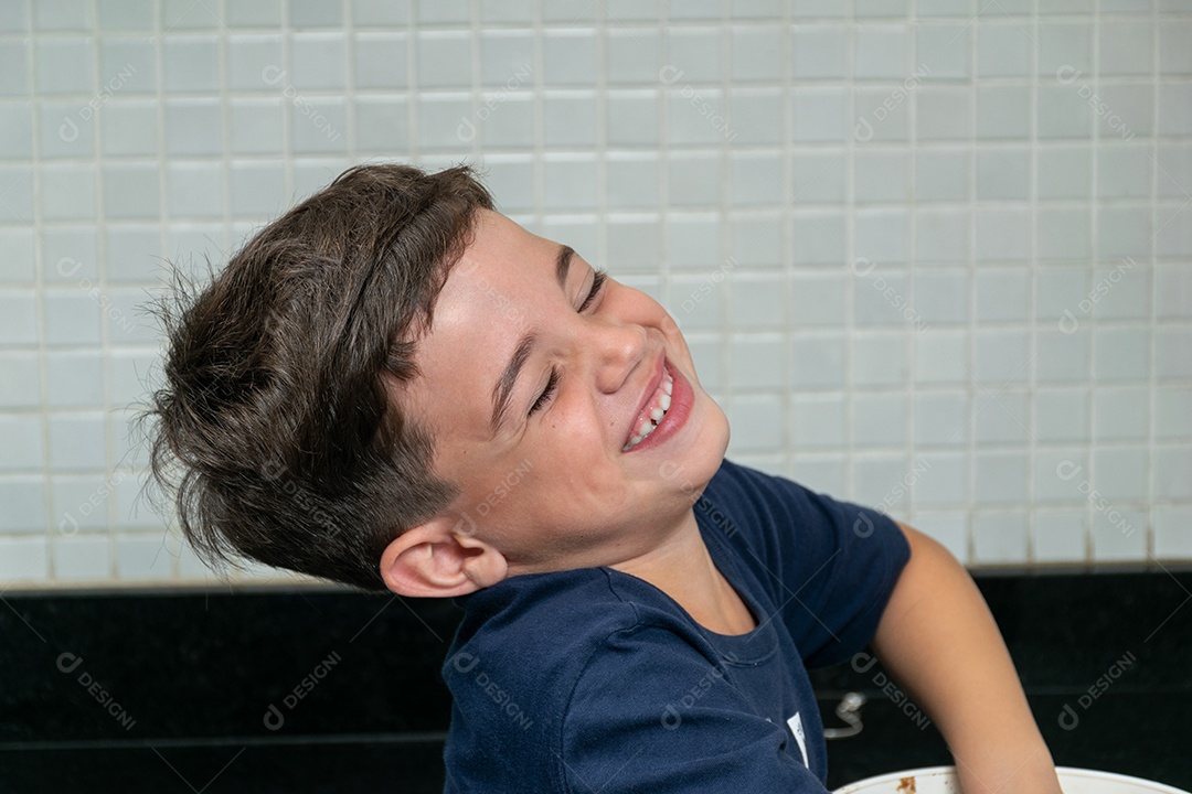 Mãe e filho fazendo biscoitos de Natal e interagindo em sua própria cozinha.