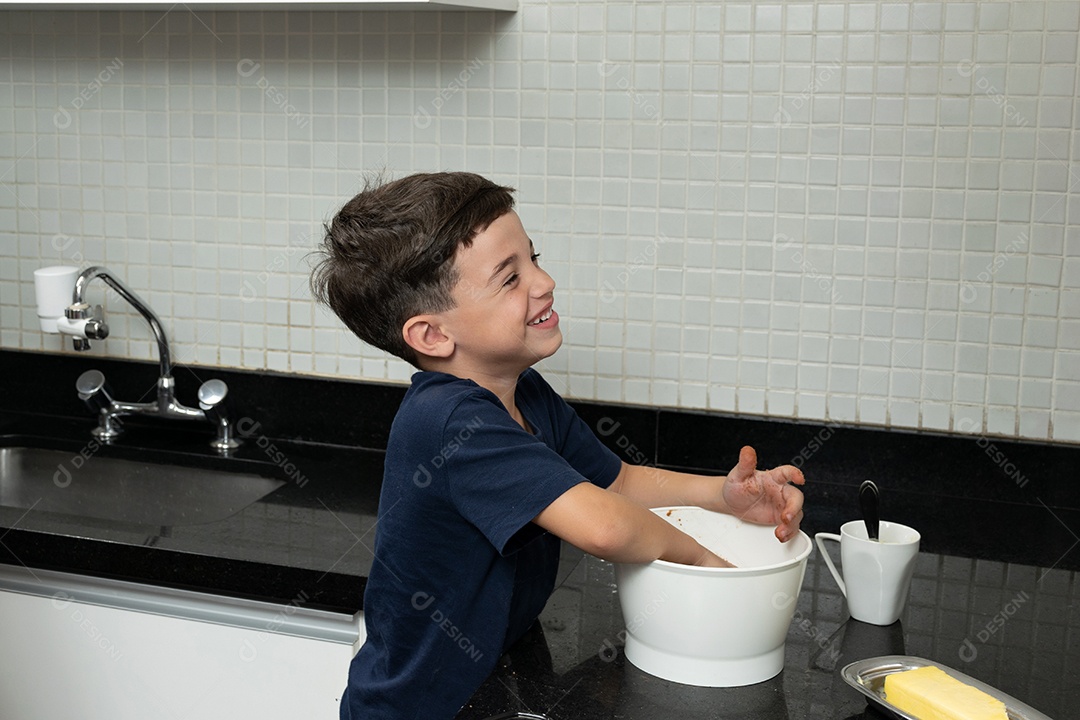 Mãe e filho fazendo biscoitos de Natal e interagindo em sua própria cozinha.