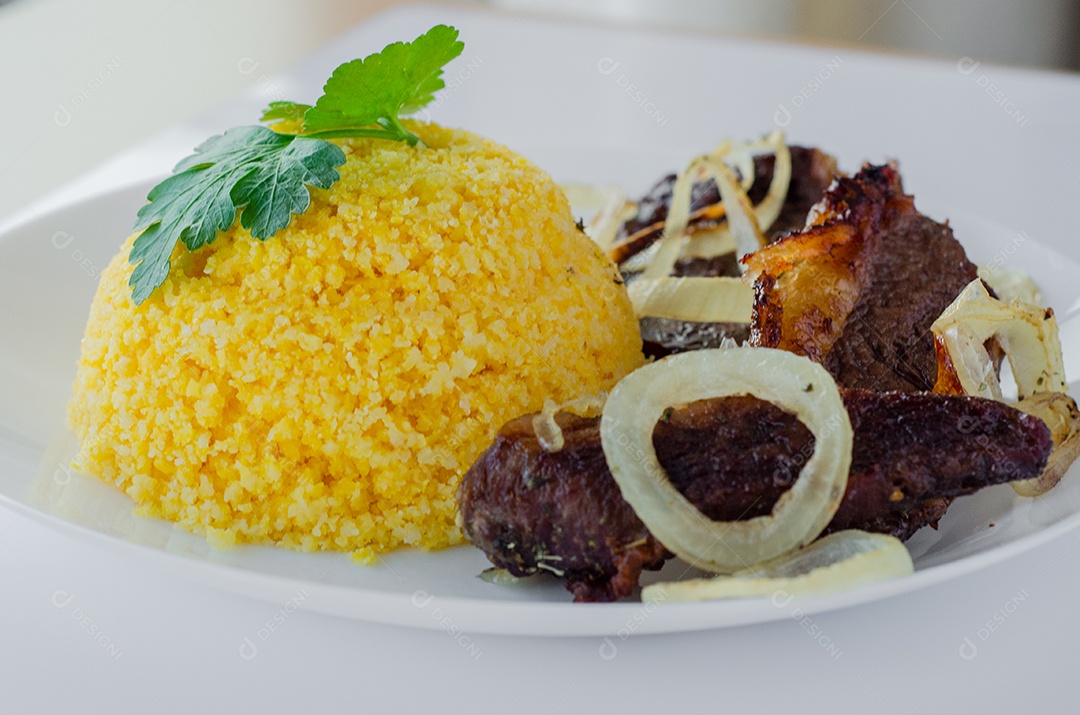 Prato de comida cuscuz recheado alimento típico do Nordeste