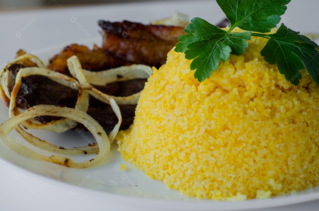 Prato de comida cuscuz recheado alimento típico do Nordeste