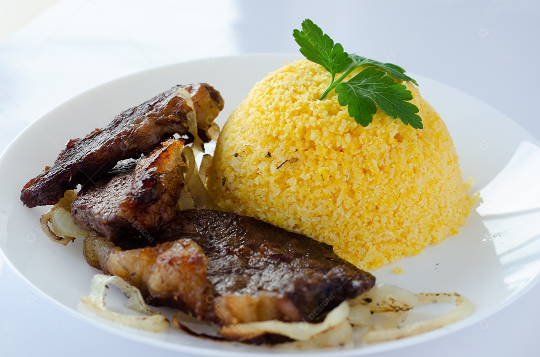 Prato de comida cuscuz recheado alimento típico do Nordeste