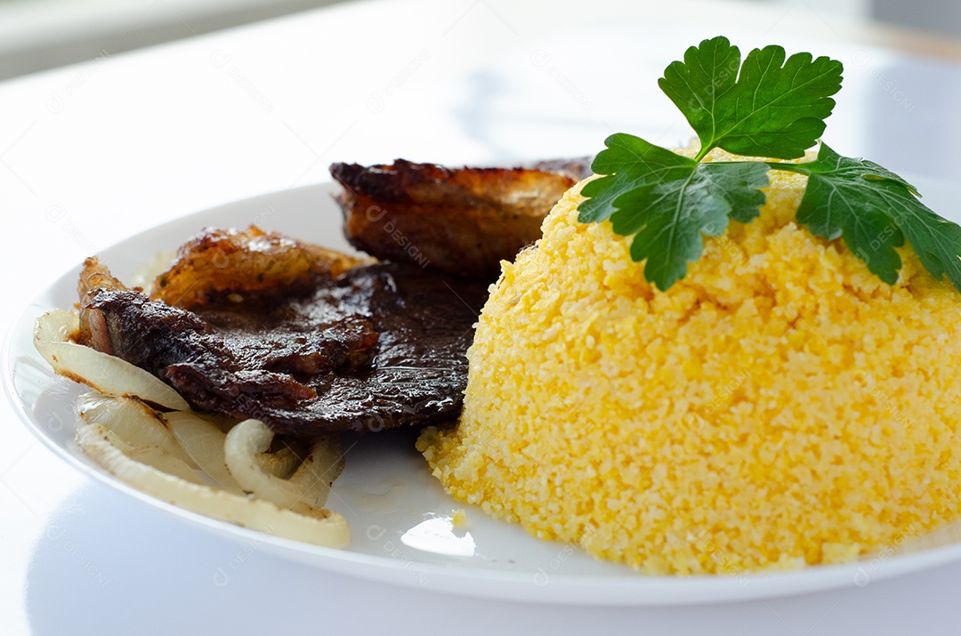 Prato de comida cuscuz recheado alimento típico do Nordeste