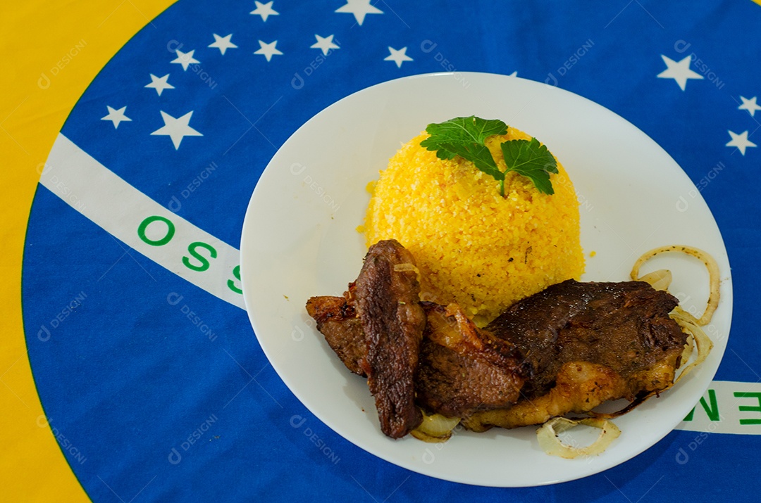 Prato de comida cuscuz recheado alimento típico do Nordeste