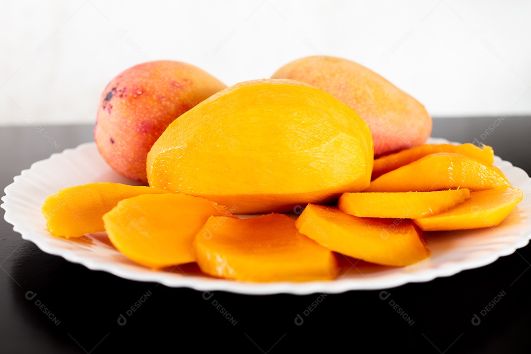 Prato de comida com pedaços manga fatiada