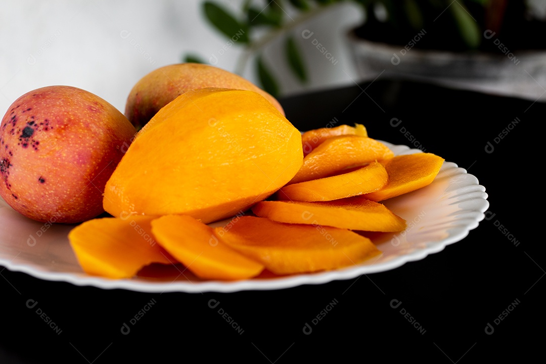 Prato de comida com pedaços manga fatiada