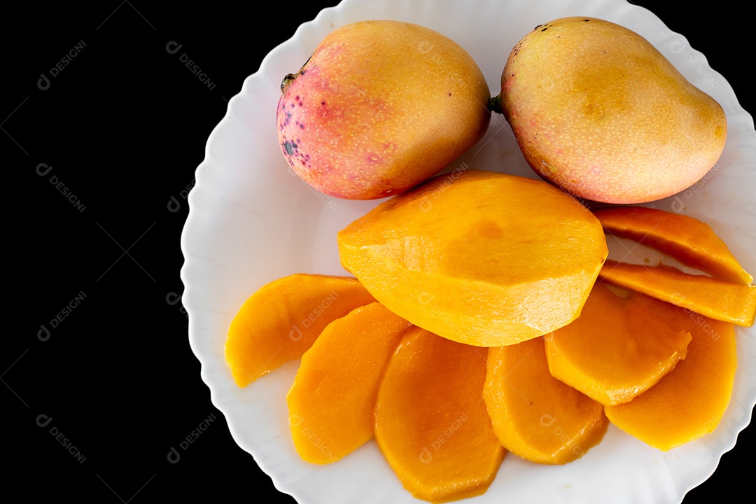 Prato de comida com pedaços manga fatiada