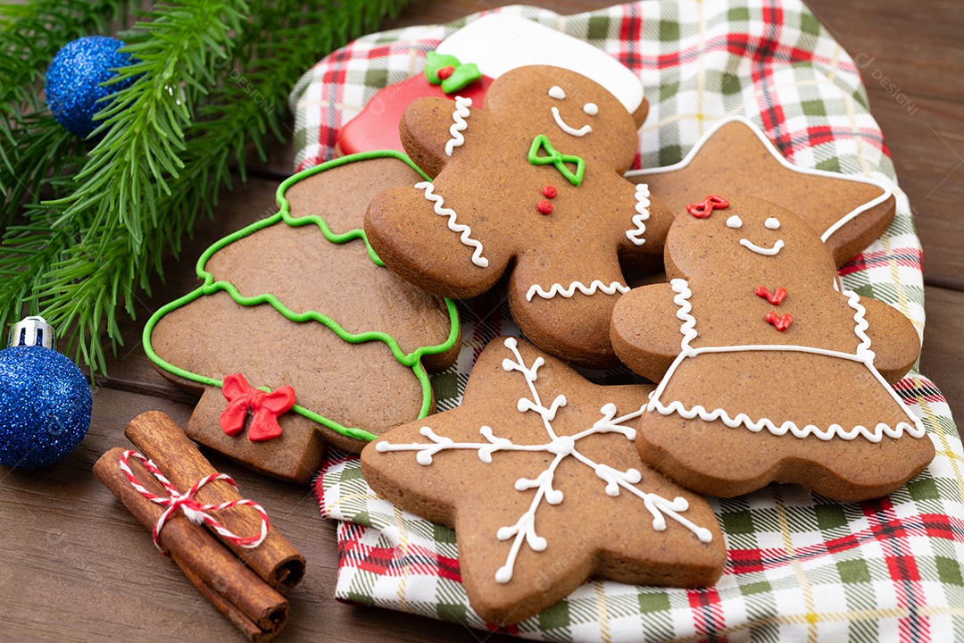 Sobremesa e lanche de doce, romeu e julieta, queijo com goiaba na placa de madeira