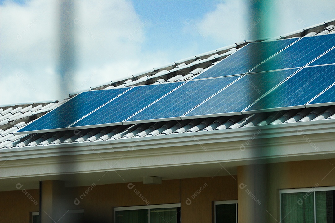 Placa solar sobre telhado de uma casa dia ensolarado