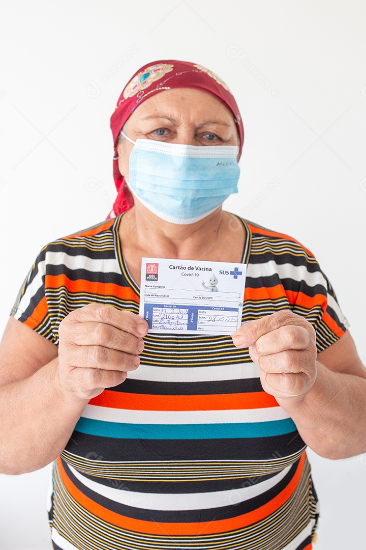 Mulher idosa feliz segurando cartão de vacina