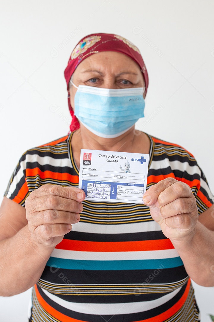 Mulher idosa feliz segurando cartão de vacina